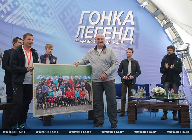 Александру Лукашенко преподнесли общую фотографию знаменитых спортсменов - участников фестиваля с их автографами