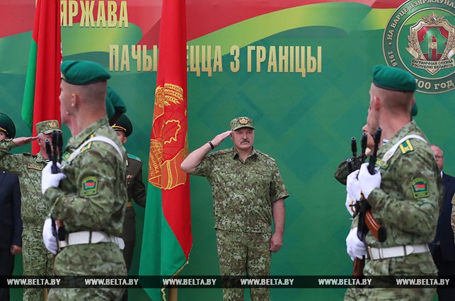 Александр Лукашенко на торжественном построении