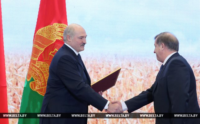 Александр Лукашенко вручает лист об объявлении Благодарности председателю Брестского облисполкома Анатолию Лису