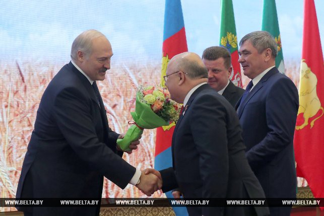 Александр Лукашенко и представители Гродненского района