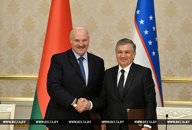 Александр Лукашенко и Шавкат Мирзиеев во время подписания совместного заявления