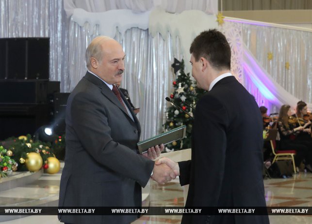 Александр Лукашенко награждает Владимира Матвеева