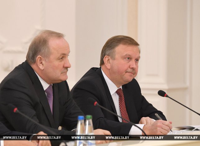 Председатель правления Национального банка Павел Каллаур и премьер-министр Андрей Кобяков