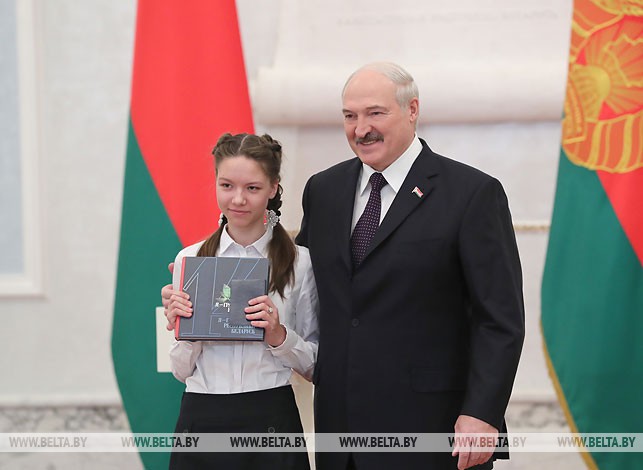 Александр Лукашенко вручил паспорт ученице СШ №17 г. Витебска Ксении Рудак