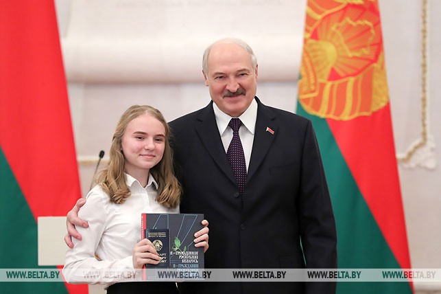 Александр Лукашенко вручил паспорт ученице СШ №15 г. Лиды Виктории Горбач