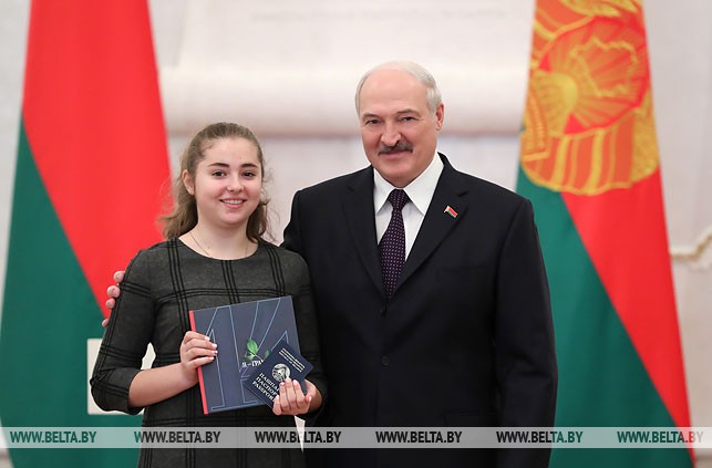 Александр Лукашенко вручил паспорт ученице СШ №11 г. Пинска Марии Мышковец