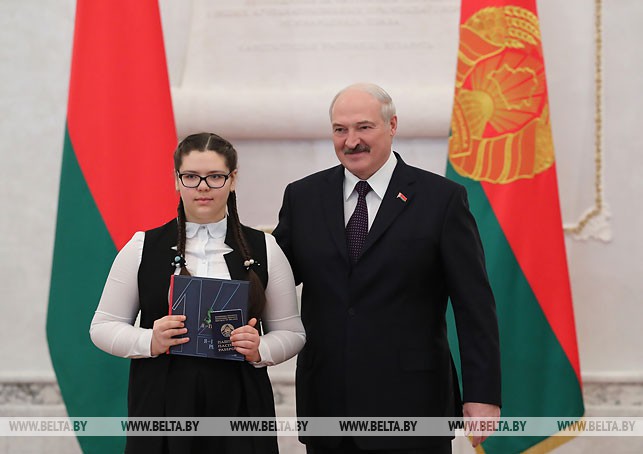 Александр Лукашенко вручил паспорт ученице СШ №89 г. Минска Елизавете Поляковой