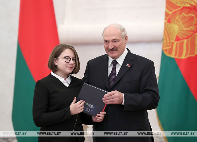 Александр Лукашенко вручил паспорт ученице СШ №14 г. Лиды Милане Костюк