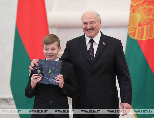 Александр Лукашенко вручил паспорт ученику СШ №3 городского поселка Зельва Александру Янущенко