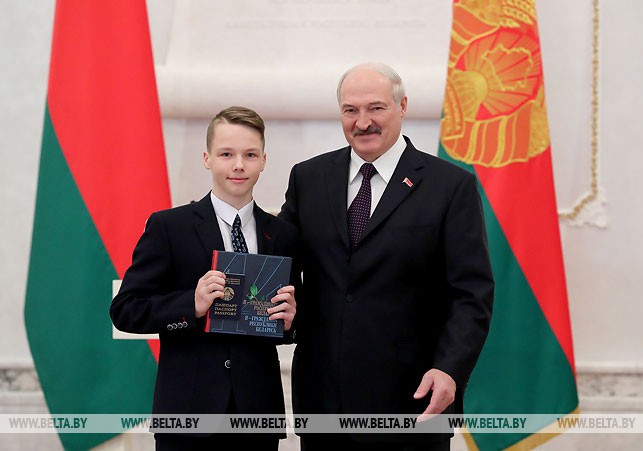 Александр Лукашенко вручил паспорт ученику СШ№1 г. Лиды Павлу Позняку