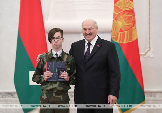 Александр Лукашенко вручил паспорт ученику Мачулищинской средней школы Александру Мочалову