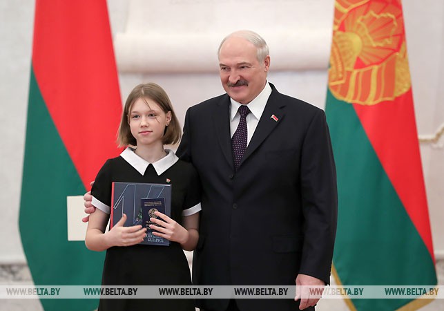 Александр Лукашенко вручил паспорт ученице СШ №67 г. Гомеля Виктории Дыдышко