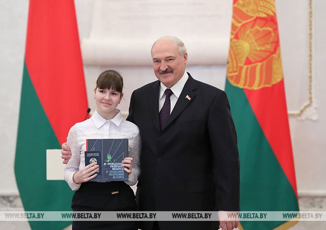 Александр Лукашенко вручил паспорт ученице СШ №5 г. Могилева Виктории Хотяинцевой