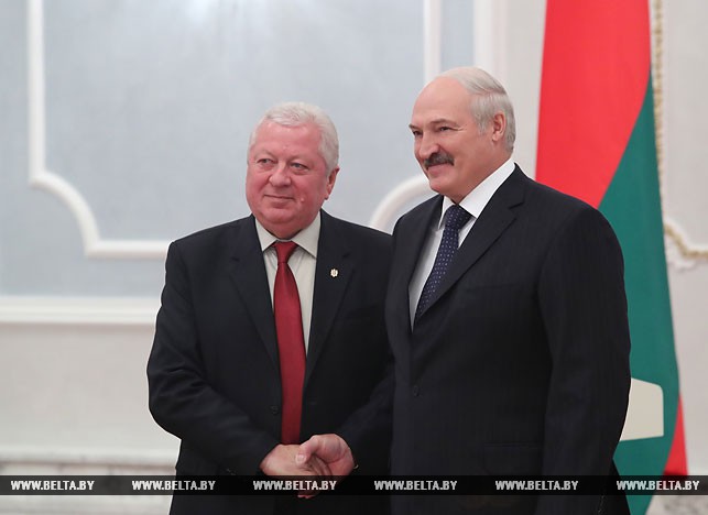 Чрезвычайный и Полномочный Посол Молдовы в Беларуси Виктор Сорочан и Президент Беларуси Александр Лукашенко.