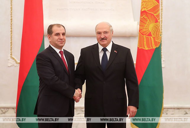 Чрезвычайный и Полномочный Посол Армении в Беларуси Армен Гевондян и Президент Беларуси Александр Лукашенко
