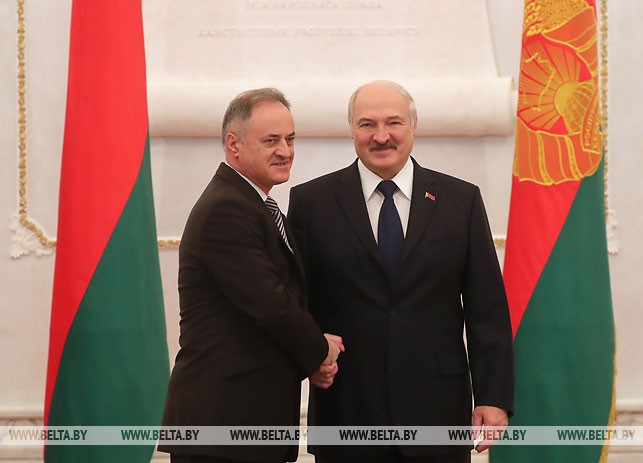 Чрезвычайный и Полномочный Посол Черногории в Беларуси Рамиз Башич и Президент Беларуси Александр Лукашенко