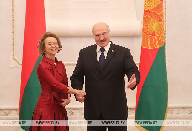 Чрезвычайный и Полномочный Посол Австрии в Беларуси Алоизия Вёргеттер и Президент Беларуси Александр Лукашенко