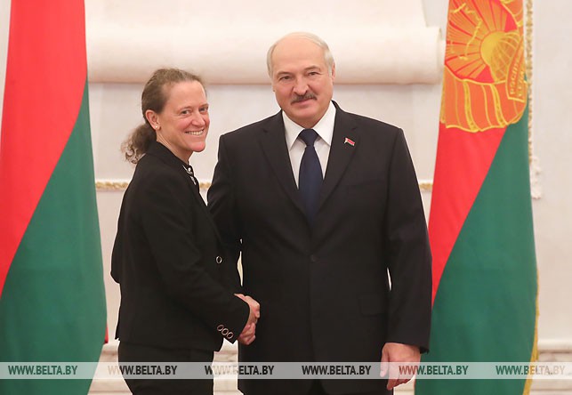 Чрезвычайный и Полномочный Посол Канады в Беларуси Лесли Льюис Скэнлон и Президент Беларуси Александр Лукашенко