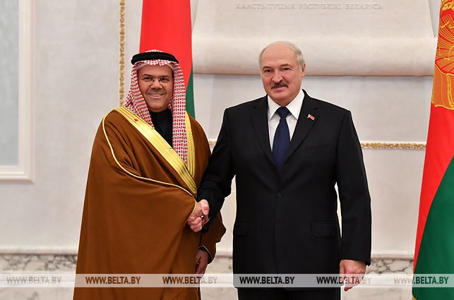 Чрезвычайный и Полномочный Посол Бахрейна в Беларуси Ахмед Аль-Саати и Президент Беларуси Александр Лукашенко