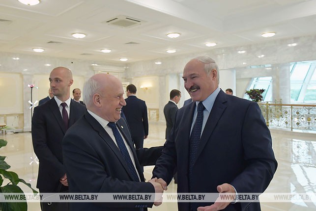 Президент Беларуси Александр Лукашенко и председатель Исполнительного комитета - исполнительный секретарь СНГ Сергей Лебедев