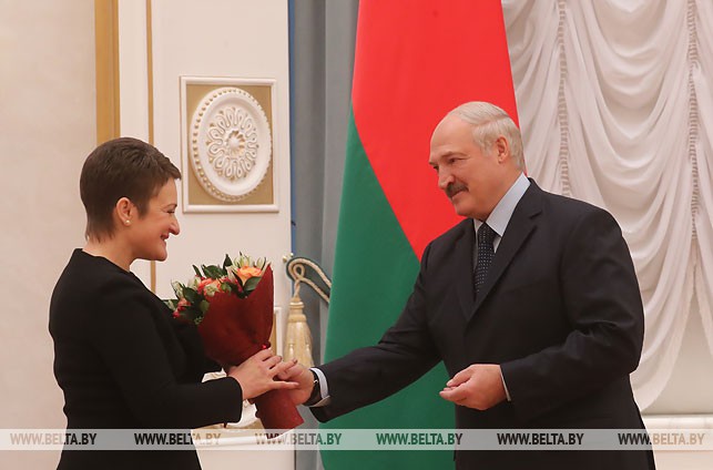 Александр Лукашенко вручает диплом доктора медицинских наук председателю Постоянной комиссии Палаты представителей по здравоохранению, физической культуре, семейной и молодежной политике Людмиле Макариной-Кибак