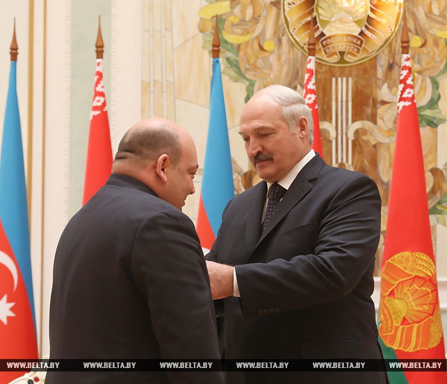 Александр Лукашенко вручает орден Почета Ханлару Фатиеву