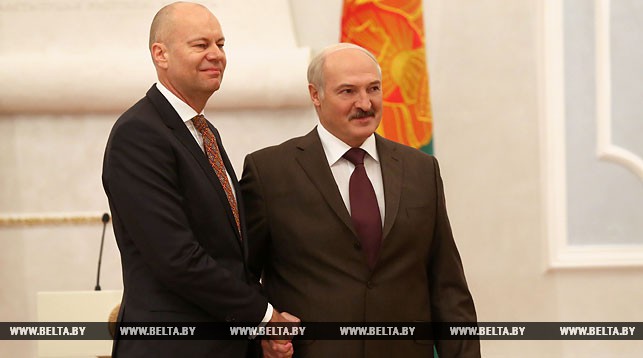 Чрезвычайный и Полномочный Посол Канады в Беларуси Стивен де Бор и Президент Беларуси Александр Лукашенко