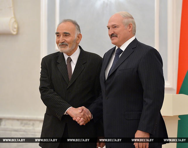 Чрезвычайный и Полномочный Посол Афганистана в Беларуси по совместительству Абдул Каюм Кочай и Президент Беларуси Александр Лукашенко.