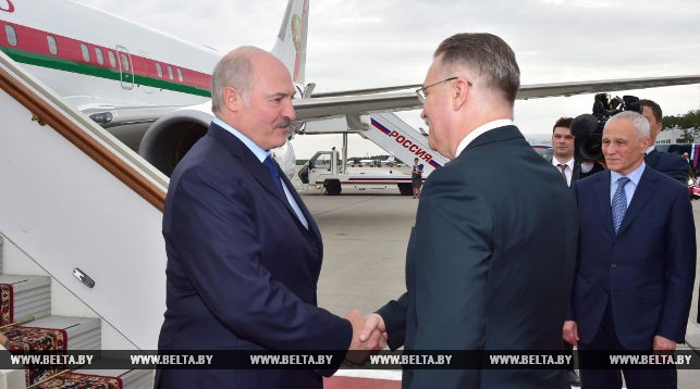 Президент Беларуси Александр Лукашенко и директор Департамента государственного протокола МИД России Юрий Филатов