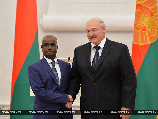 Чрезвычайный и Полномочный Посол Джибути в Беларуси по совместительству Мохамед Али Камиль и Президент Беларуси Александр Лукашенко.