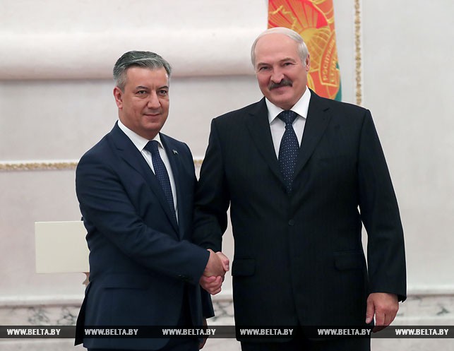 Чрезвычайный и Полномочный Посол Узбекистана в Беларуси Бахром Ашрафханов и Президент Беларуси Александр Лукашенко.