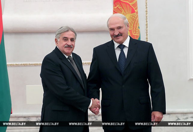 Чрезвычайный и Полномочный Посол Уругвая в Беларуси по совместительству Энрике Хуан Дельгадо Хента и Президент Беларуси Александр Лукашенко.