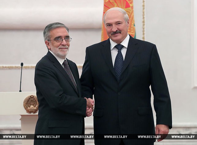 Чрезвычайный и Полномочный Посол Чили в Беларуси по совместительству Родриго Хосе Ньето Матурана и Президент Беларуси Александр Лукашенко.
