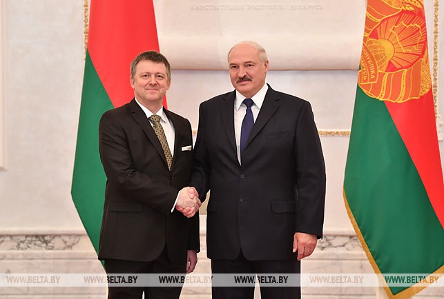 Чрезвычайный и Полномочный Посол Словении в Беларуси Бранко Раковец и Президент Беларуси Александр Лукашенко
