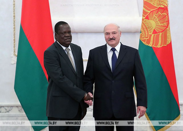 Чрезвычайный и Полномочный Посол Уганды в Беларуси Джонсон Агара Олва и Президент Беларуси Александр Лукашенко