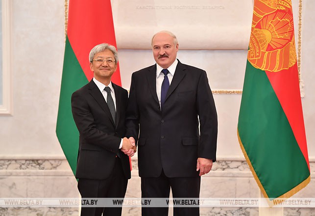 Чрезвычайный и Полномочный Посол Республики Корея в Беларуси Тхэ Чжун Ёль и Президент Беларуси Александр Лукашенко
