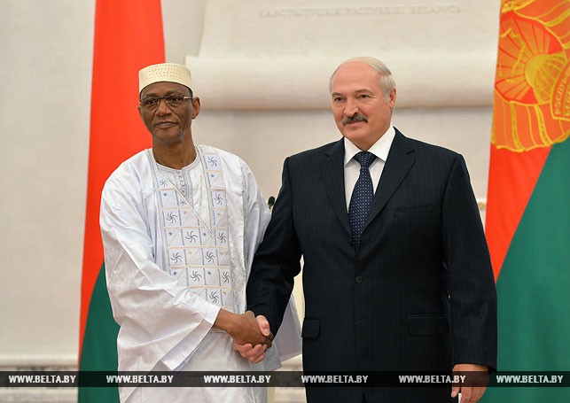 Чрезвычайный и Полномочный Посол Мали в Беларуси по совместительству Тиефин Конате и Президент Беларуси Александр Лукашенко.
