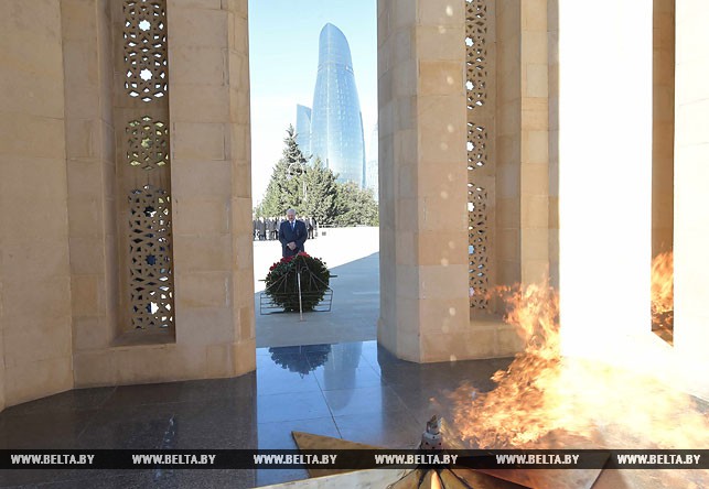 Президент Беларуси Александр Лукашенко принял участие в церемонии возложения венка к монументу на Аллее Шехидов в Баку
