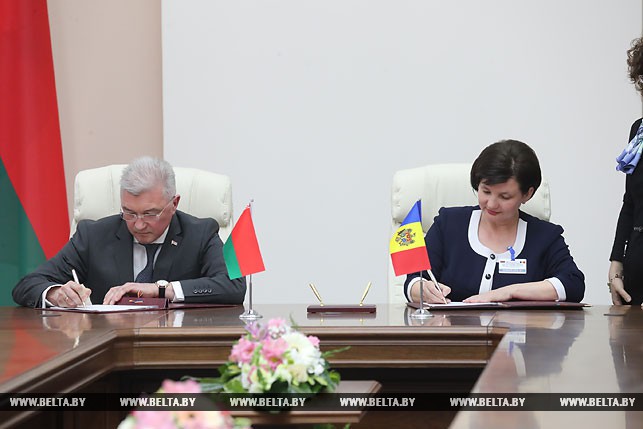 Соглашение о сотрудничестве между Министерством здравоохранения Беларуси и Министерством здравоохранения, труда и социальной защиты Молдовы подписывают министры Валерий Малашко и Светлана Чеботарь.