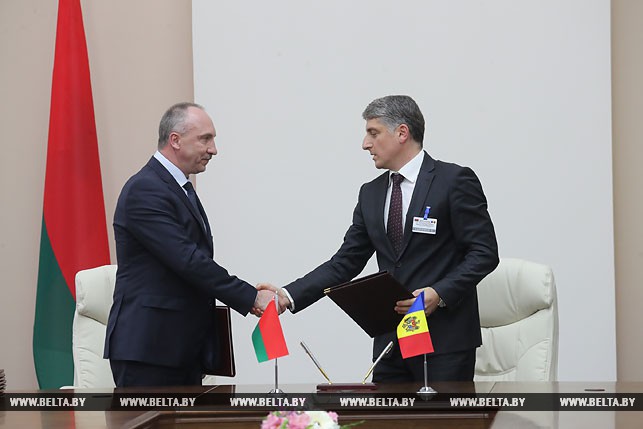 Соглашение о сотрудничестве между Генеральными прокуратурами подписывают Александр Конюк и Эдуард Харунжен.
