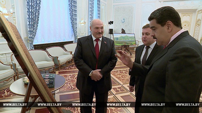 Александр Лукашенко и Николас Мадуро у гобелена с изображением Мирского замка