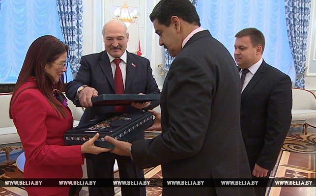 Александр Лукашенко дарит Силии Флорес комплект столового белья