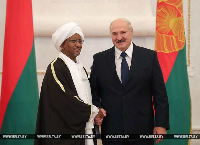 Чрезвычайный и Полномочный Посол Судана в Беларуси Нур аль-Даием Абд аль-Гадир Хамад аль-Ниел и Президент Беларуси Александр Лукашенко