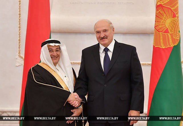 Чрезвычайный и Полномочный Посол Саудовской Аравии в Беларуси Раид Халид Кримли и Президент Беларуси Александр Лукашенко