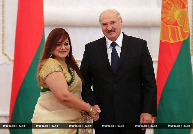 Чрезвычайный и Полномочный Посол Индии в Беларуси Сангита Бахадур и Президент Беларуси Александр Лукашенко