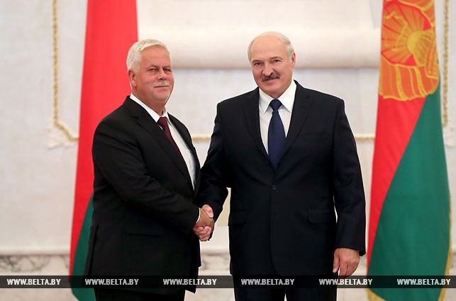 Чрезвычайный и Полномочный Посол Венгрии в Беларуси Жолт Чутора и Президент Беларуси Александр Лукашенко