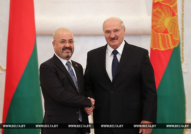 Чрезвычайный и Полномочный Посол Ирака в Беларуси Хейдар Мансур Хади Авис и Президент Беларуси Александр Лукашенко