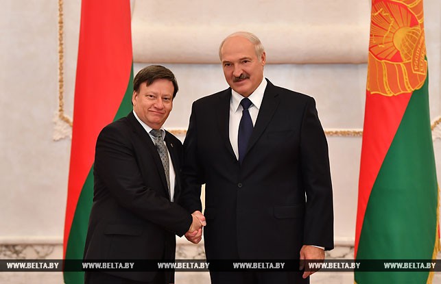 Чрезвычайный и Полномочный Посол Панамы в Беларуси Мигель Умберто Лекаро Барсенаси Президент Беларуси Александр Лукашенко