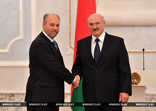 Чрезвычайный и Полномочный Посол Аргентины в Беларуси Рикардо Эрнесто Лагорио и Президент Беларуси Александр Лукашенко