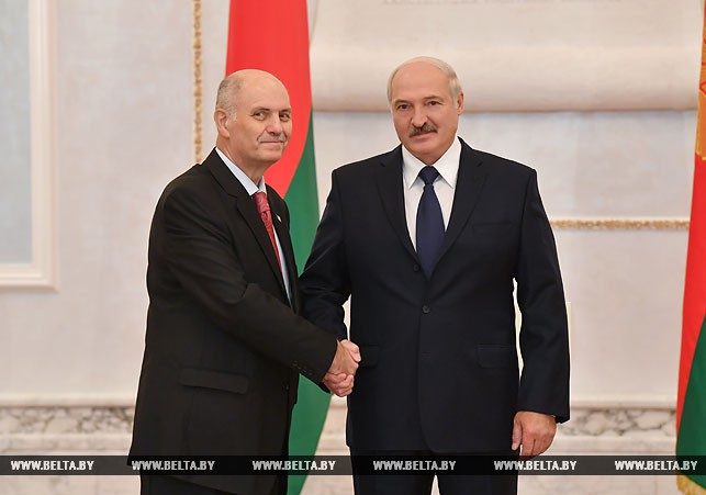 Чрезвычайный и Полномочный Посол Боснии и Герцеговины в Беларуси Мустафа Муезинович и Президент Беларуси Александр Лукашенко